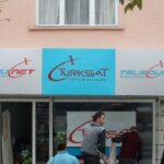 Alüminyum dekupe tabelalar günümüzde; işletme kimliğini yansıtmak, dikkat çekmek, marka değerini yükseltmek ve uzun ömürlü bir tanıtım çözümü sunmak için en çok tercih edilen modern tabela türlerinden biridir. Hem dış mekânda hem de iç mekânda estetik ve prestijli bir kullanım imkânı sunar.