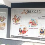 Cam görsel uygulama, mağaza vitrinleri, ofis camları, kurumsal binalar veya iç mekân cam yüzeylerine folyo, dijital baskı veya kumlama (frosted) film ile yapılan kaplama ve dekoratif uygulamadır.