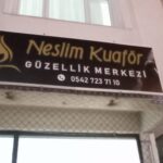 Vinil germe tabelalar, alüminyum ya da metal çerçeve konstrüksiyon üzerine branda (vinil) malzemenin gerilerek monte edilmesi ile yapılan tabela sistemleridir.